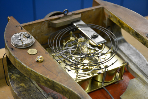 Neuenburger Pendule, Taschenuhr und Damenuhr im Vergleich